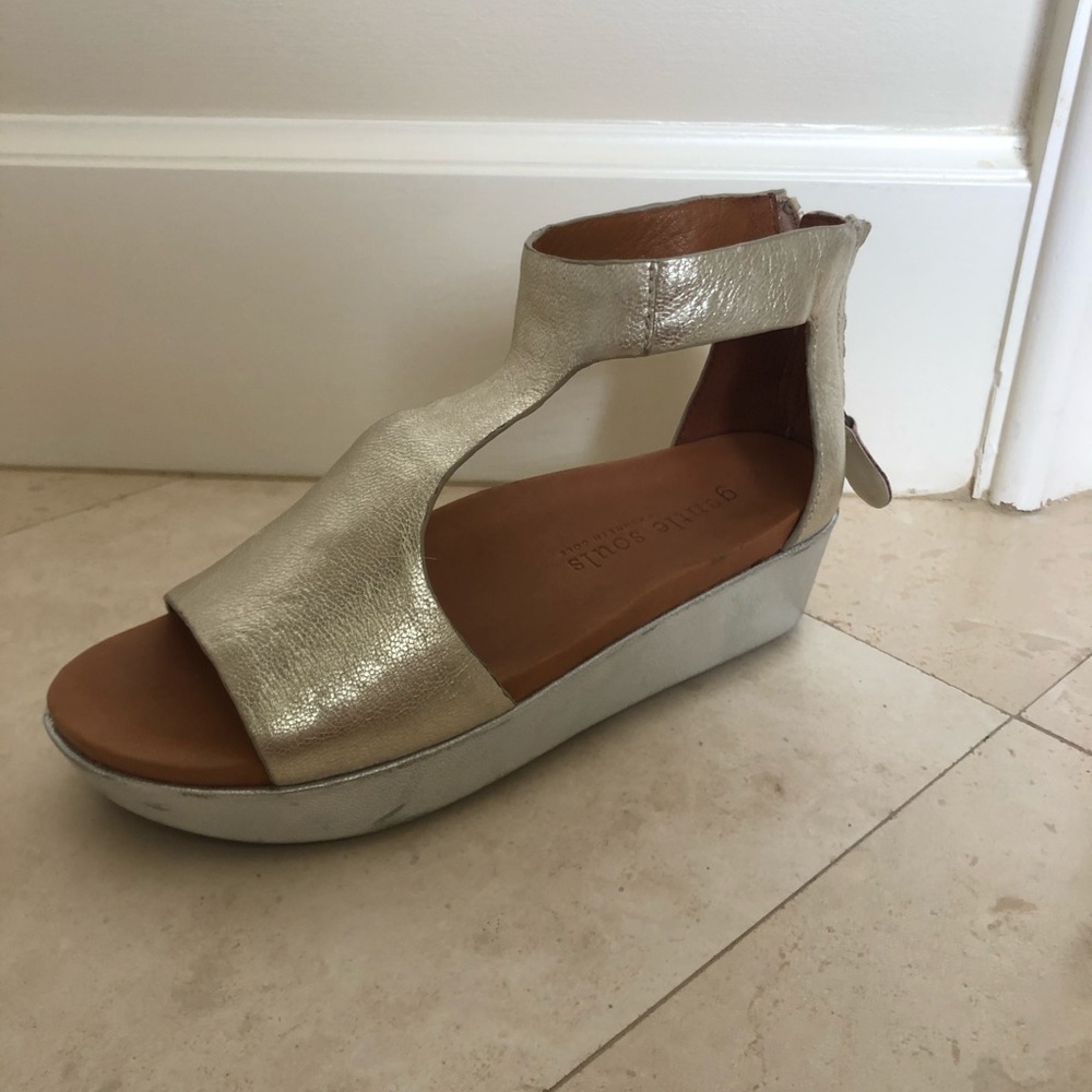Two tone metallic leather Kenneth Cole sandals 6.5